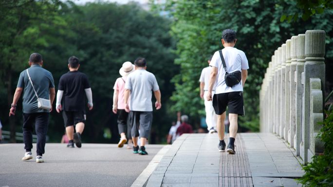 夏日清晨公园散步跑步