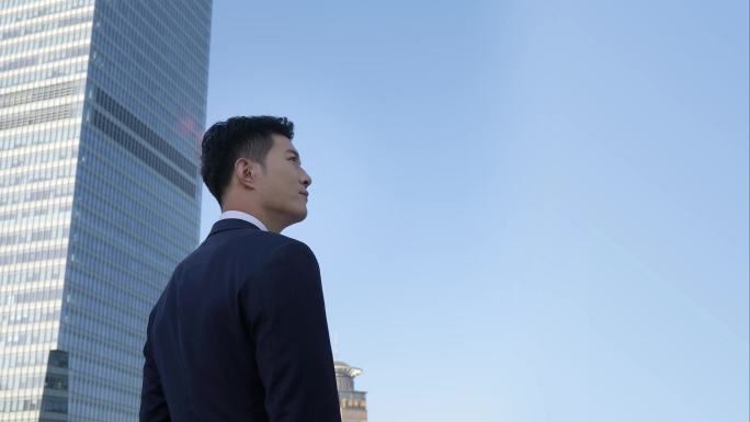 男士仰望城市憧憬未来