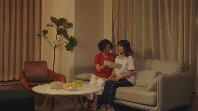 情绪 母女看高考录取通知书 开心画面
