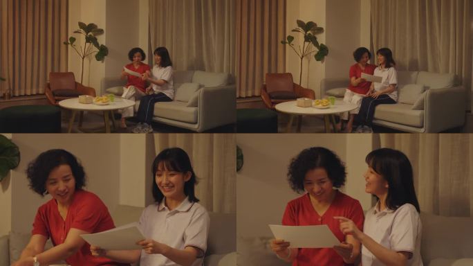 情绪 母女看高考录取通知书 开心画面