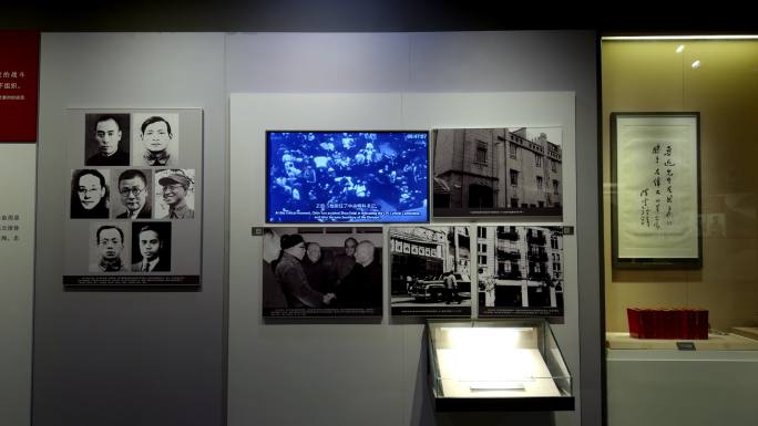 陈云纪念馆展伟人雕像展厅游客