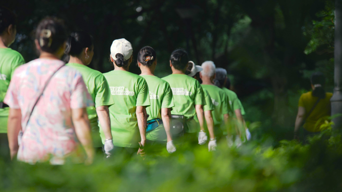 中老年人公园散步跑步