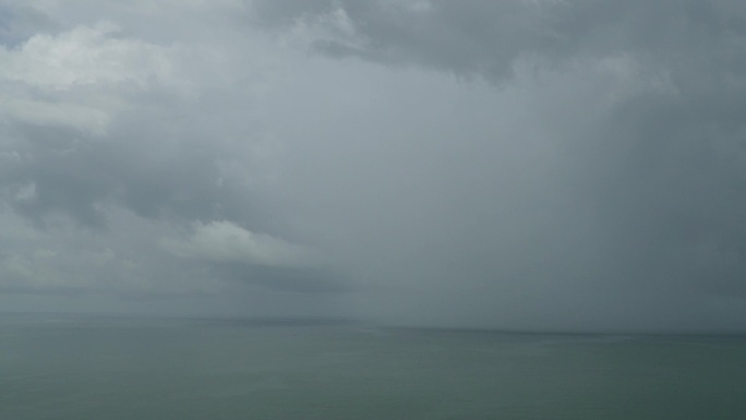 海面乌云积雨云下雨