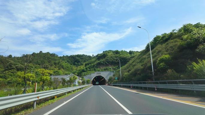 高速公路汽车开车通过穿过隧道