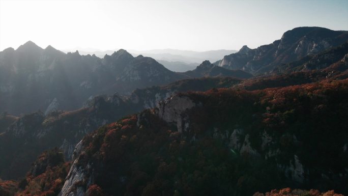 飞跃秋天的山峦
