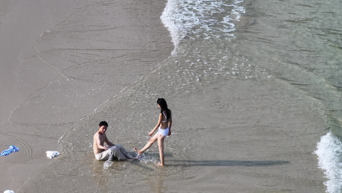 海边情侣