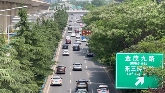 城市交通汽车在城市中穿梭车水马龙交通安全