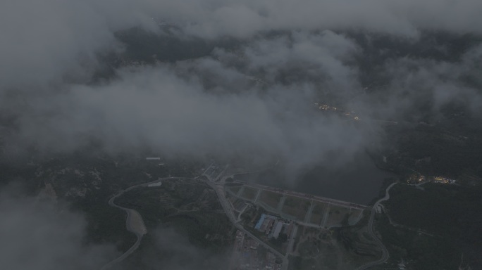 航拍俯瞰夏季傍晚威海市里口山水库天空飞云