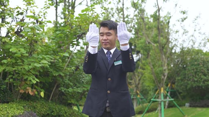 保安给安排停车位 保安停车场指挥停车