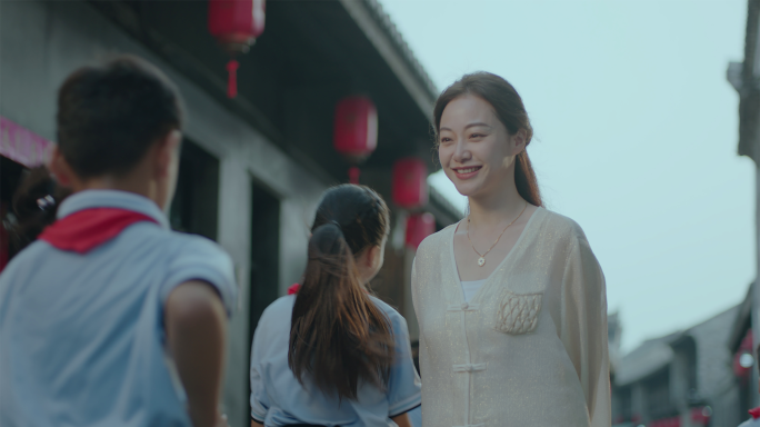 清晨老街 打铁器 孩子奔跑  烟火气