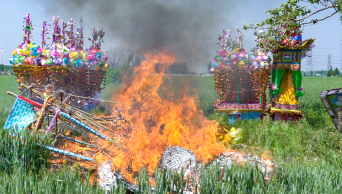 坟前烧纸祭奠