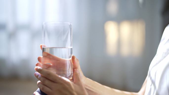 喝水 饮水机接水 沸腾的水 开水