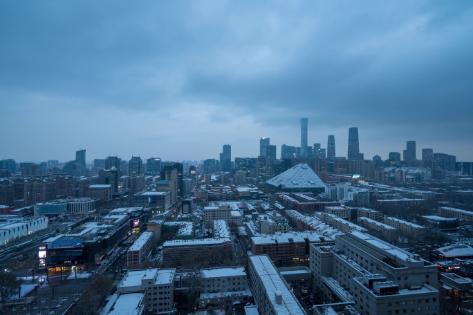 北京中国尊与芳草地同框雪景日转夜