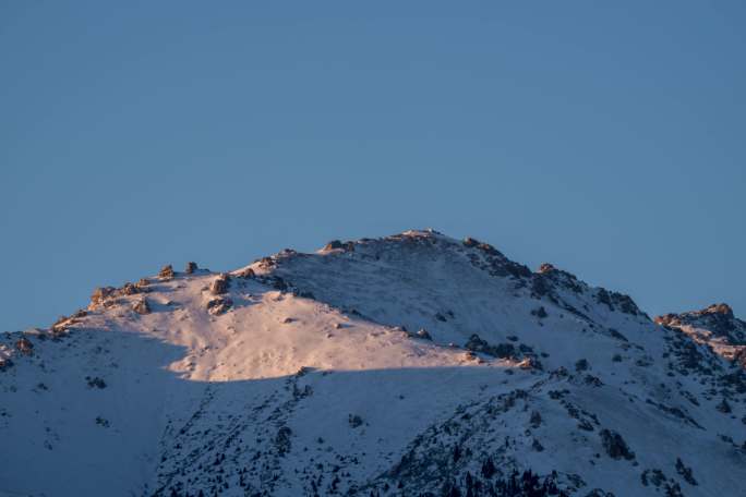新疆南山天文台雪山峰顶日出