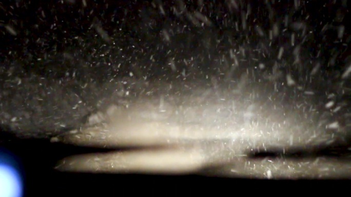 汽车在川藏线的下雪泥泞夜晚道路上行驶