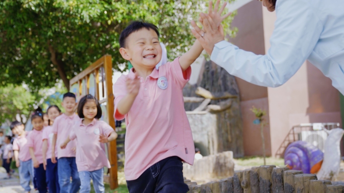 幼儿园孩子与老师玩耍互动