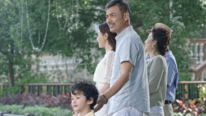 幸福的一家人老人儿童三代同堂