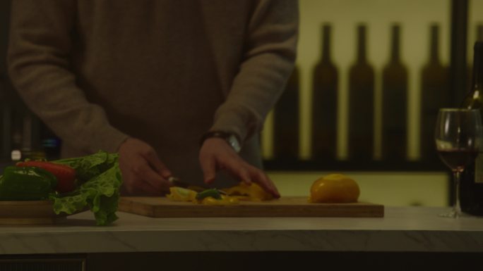 做饭红酒享受生活