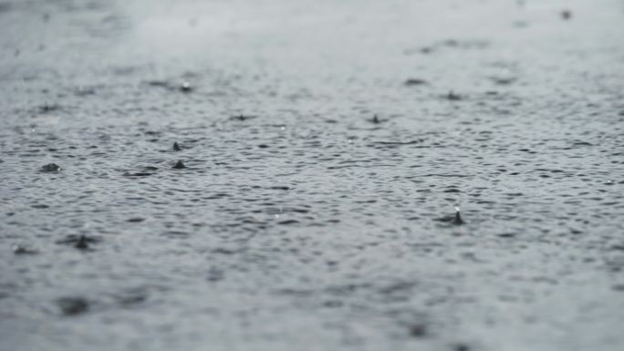 水面雨滴