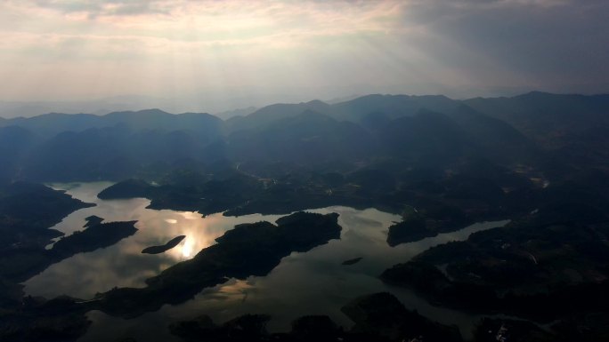 阳光穿透云层