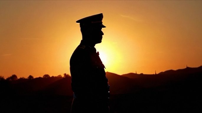 夕阳朝阳下站岗的士兵 (1)