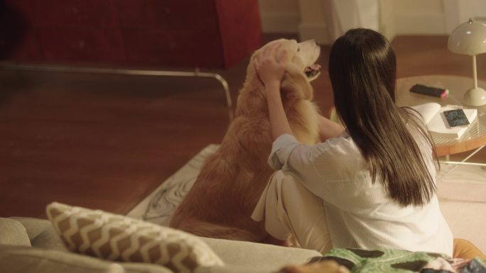 女生宠物打闹互动开心生活