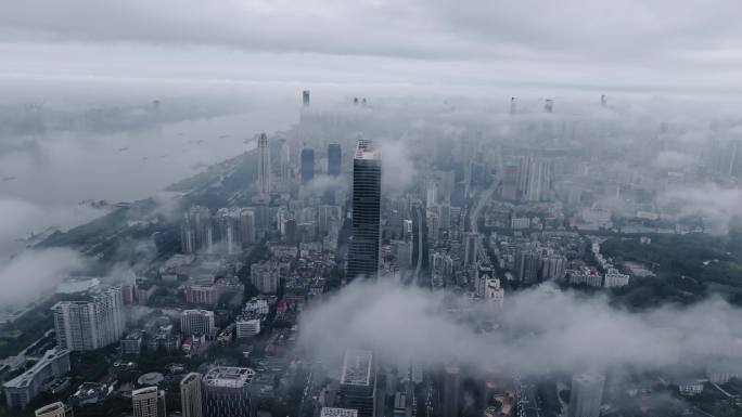 武汉天地云海穿云长江两岸建筑群穿云