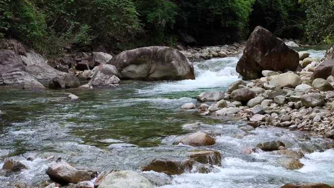 4k高清航拍山泉水溪水清澈溪流峡谷溪流