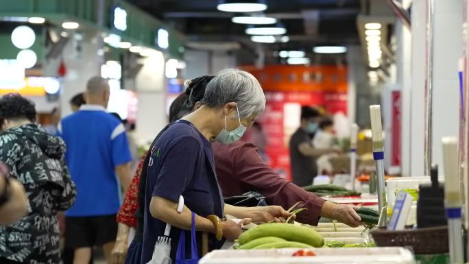城市现代农贸市场市民买菜