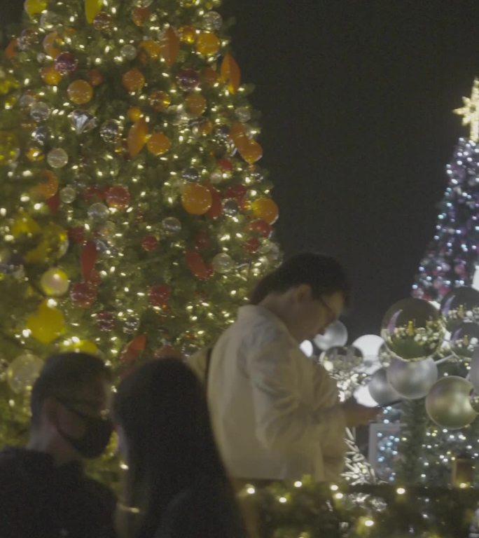 香港夜晚轻松欢快银白色祝福平安夜圣诞树