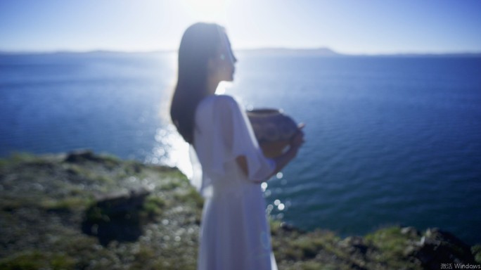 湖边女人美景河畔边湖边美女意境湖开心