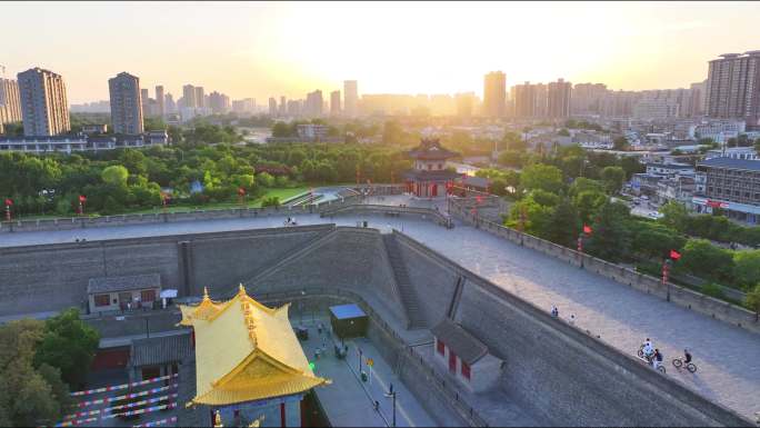 航拍陕西西安城墙夕阳骑自行车