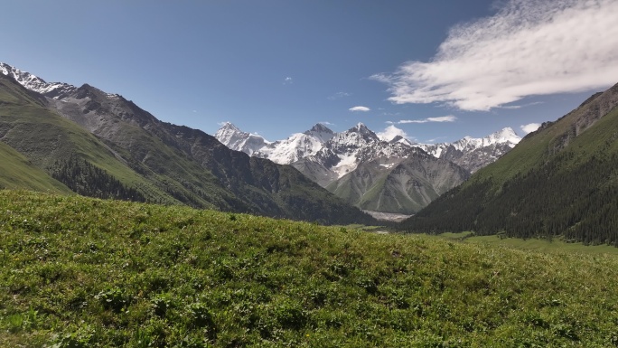 新疆昭苏县夏塔景区木扎尔特冰川航拍