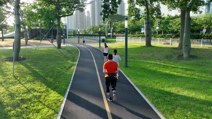 清晨江边锻炼（骑行、跑步和散步）的市民