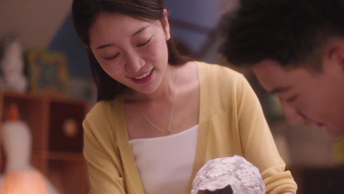 爸爸妈妈陪伴婴儿宝宝一家人幸福生活