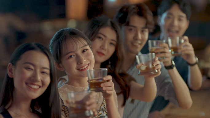 年轻男女时尚购物酒吧畅饮