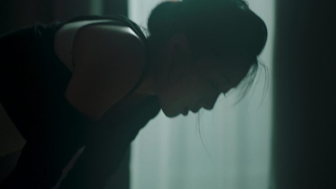 练习舞蹈女生大汗淋漓