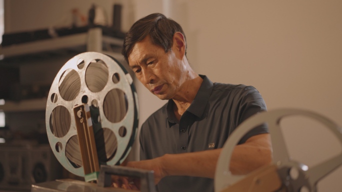 放映员打开老式胶片电影放映机胶片电影文化