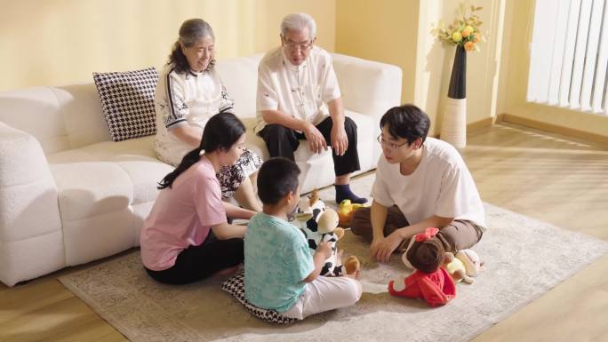 一家五口客厅沙发相互玩耍嬉戏合家欢