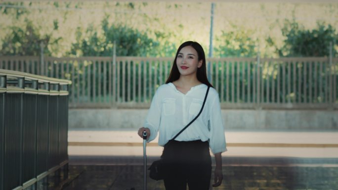 美女高铁下火车