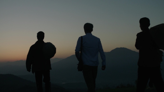 清晨走出大山剪影背影