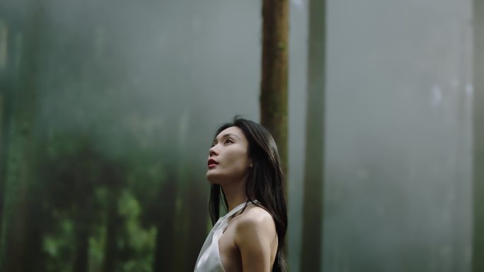 美女在森林奔跑 美女游山玩水女孩感受自然