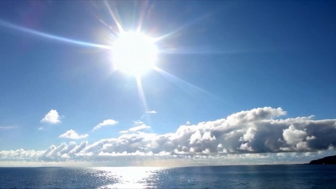 海上阳光明媚明亮烈日