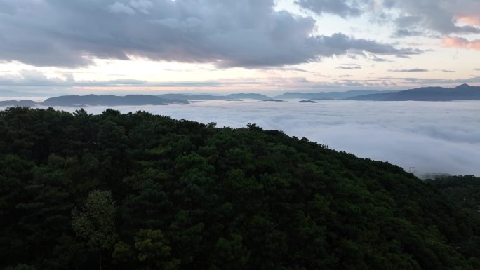 高山云海，夕阳霞光。