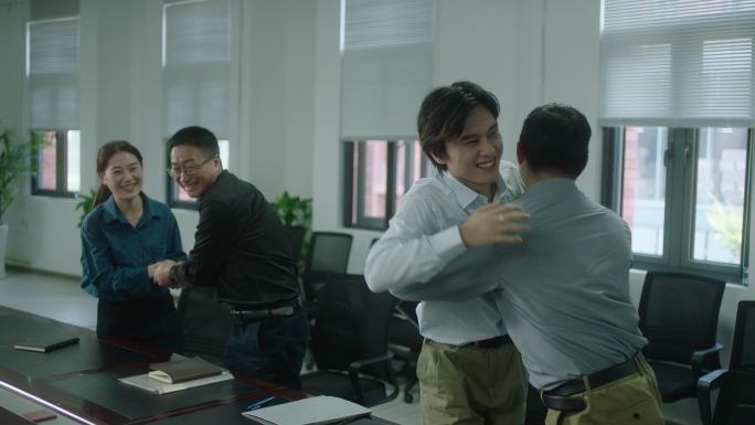 会议室开心上市拥抱
