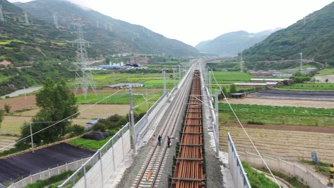 川青铁路铺轨