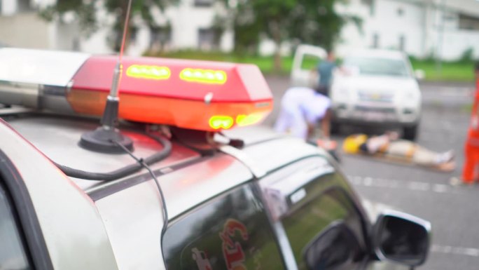 救护小组抢救一名车祸受害者的受伤人员