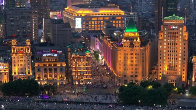 上海外滩国际建筑展美丽夜景鸟瞰图。