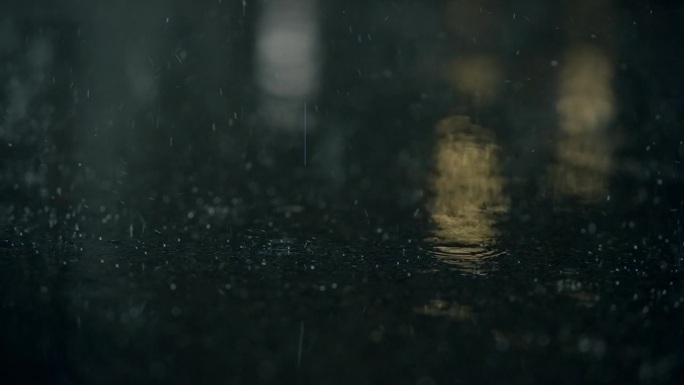 雨夜中的雨滴落在慢动作降雨中