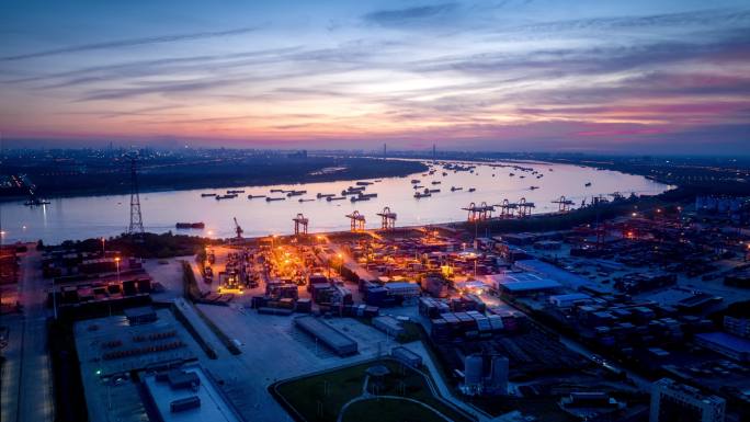 暮色下繁忙武汉阳逻港4k航拍延时